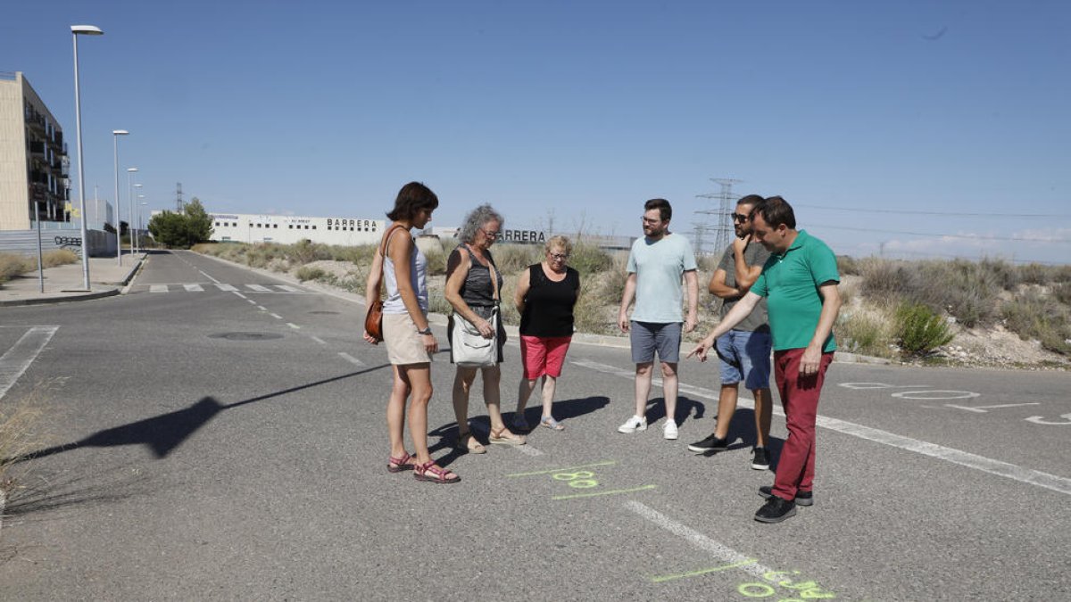 Veïns contemplen les marques que hi ha pocs metres d’un bloc del carrer Vila-seca.