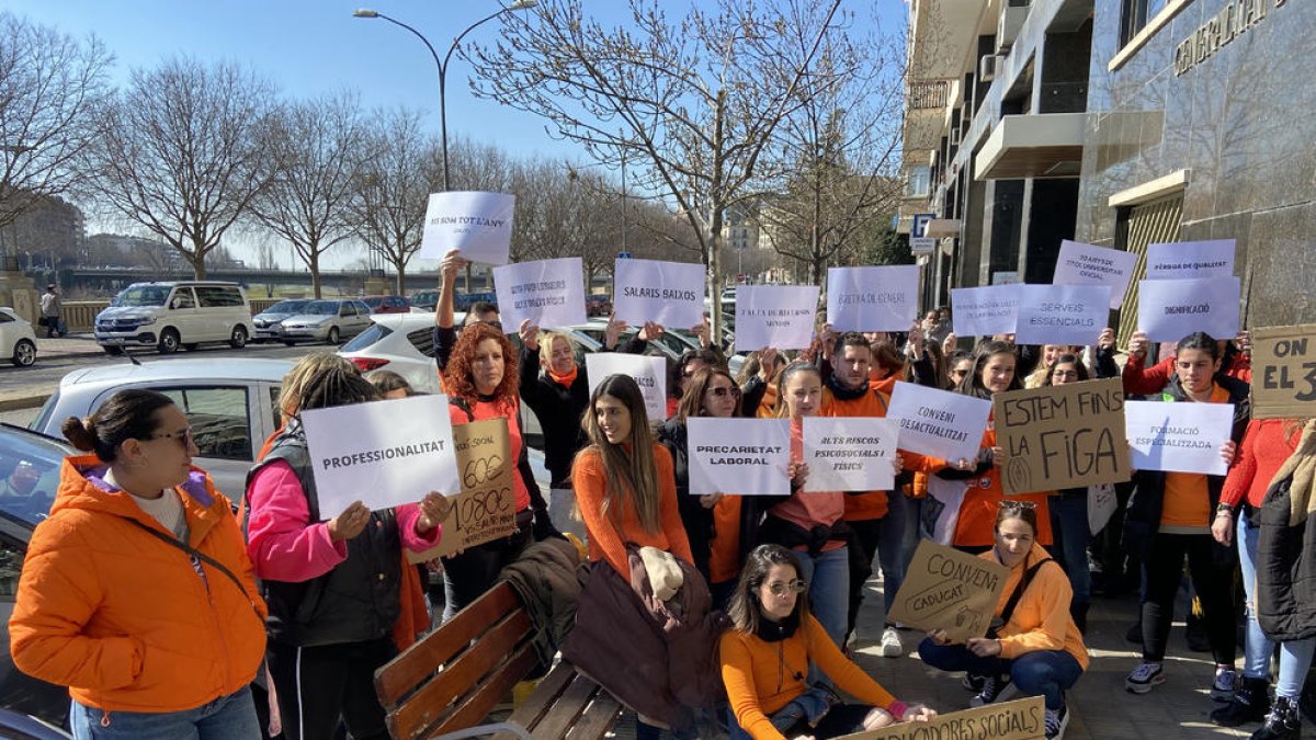 Integrantes de la Plataforma Educadores Socials de Ponent.
