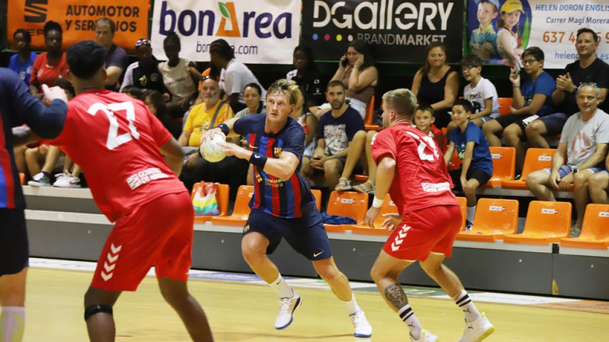 Jonathan Carlsbogard, una de les noves incorporacions del Barça, encara la defensa de l’Osca, ahir durant el partit.