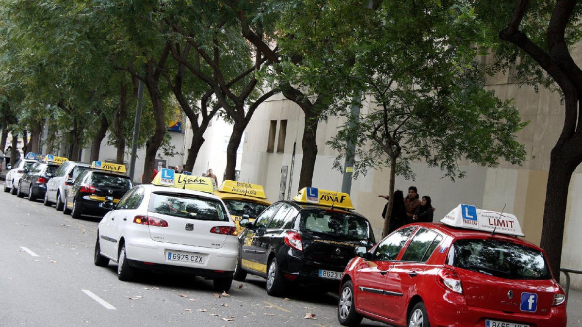 Imagen de archivo de vehículos de autoescuela.