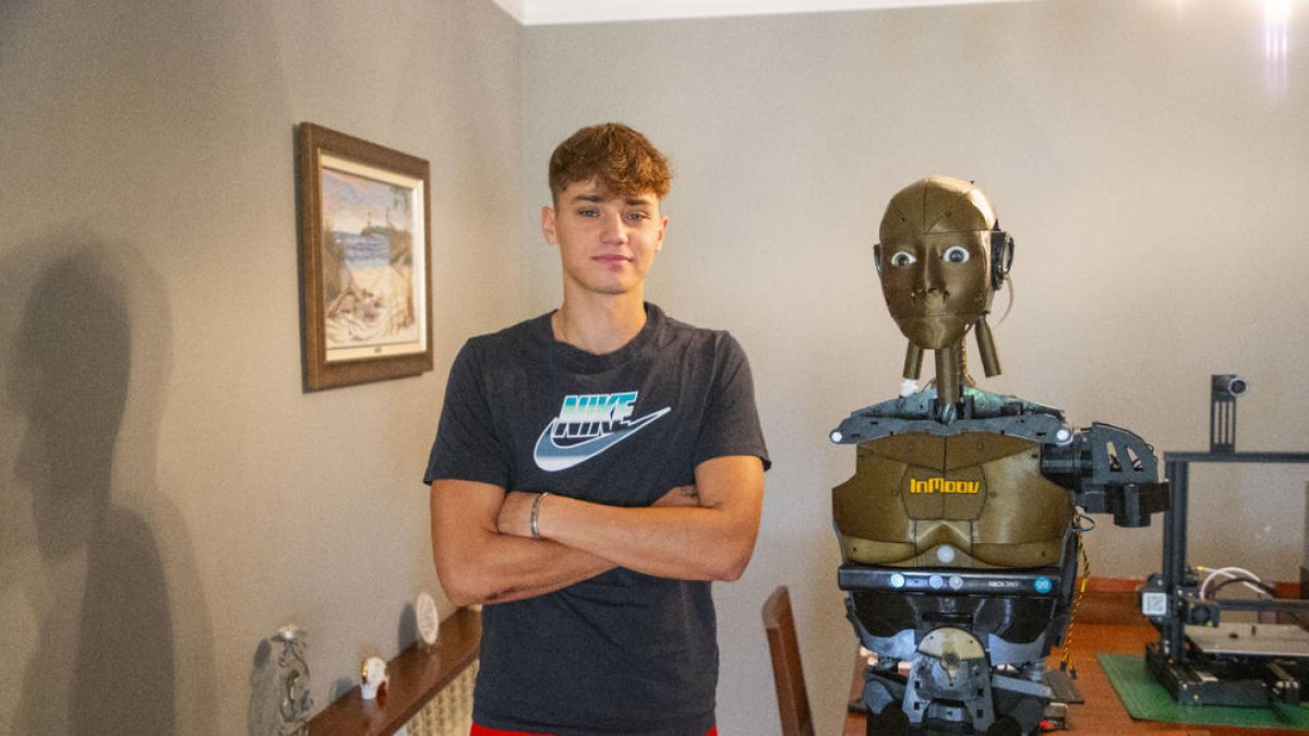El joven leridano Albert Samarra junto a su robot ‘InMoov’, que ha creado en el último año.