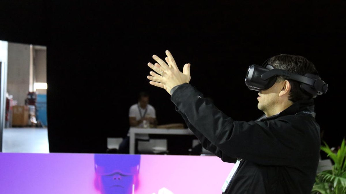 PARTICIPANT EXPERIÈNCIA IMMERSIVA DREAMS DE LAVINIA I UNIVERSE AL SALÓ ISE