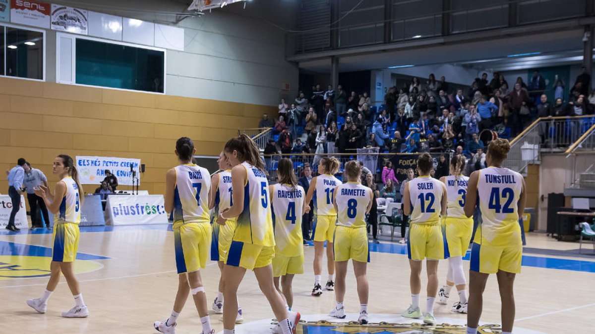 Las jugadoras locales agradecieron a la afición su apoyo.