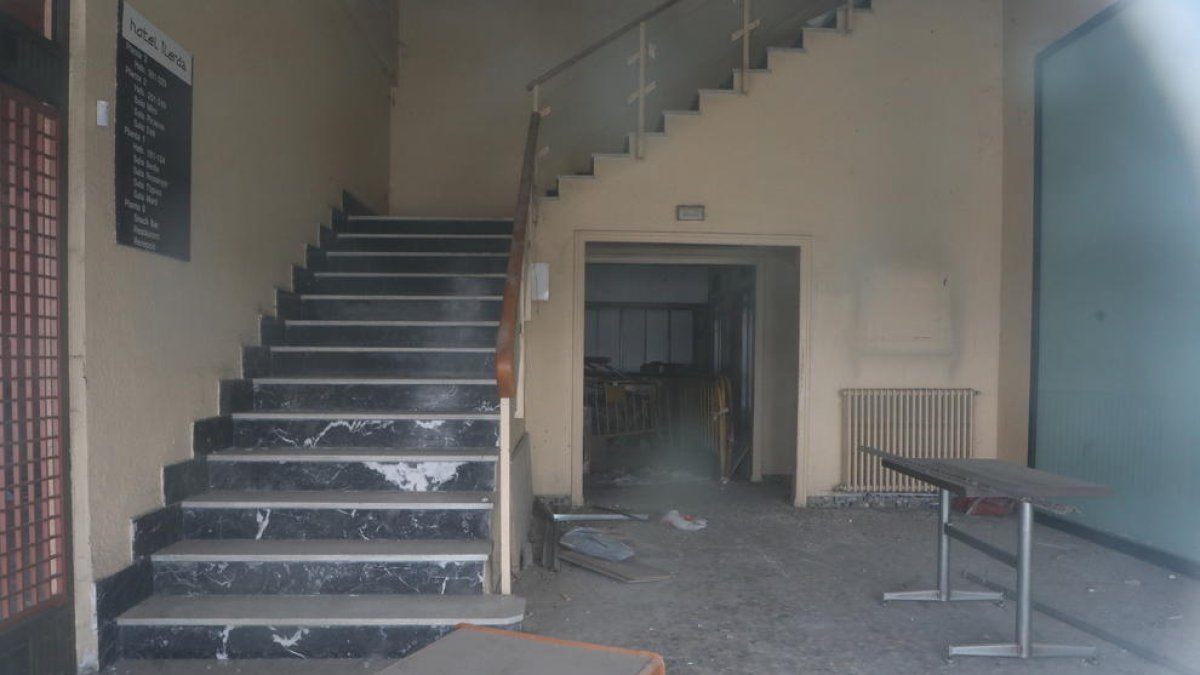 La façana de l’històric hotel evidencia signes clars de deteriorament.