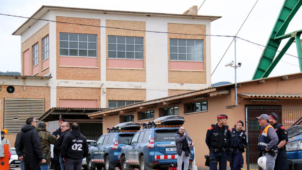 Mossos d’esquadra i empleats a la mina de Súria el 9 de març.