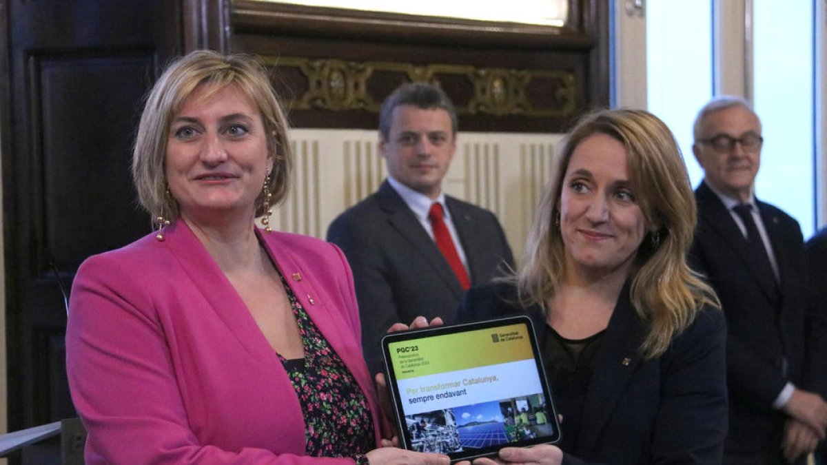 La consellera d'Economia lliura els pressupostos al Parlament per a tramitar-los