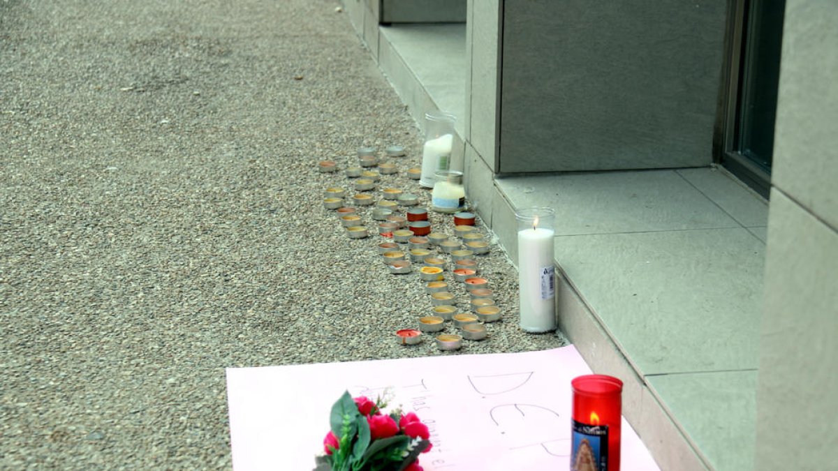 Espelmes al lloc on van caure les bessones a Sallent.