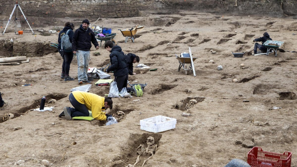 Una vista de la zona excavada de l’antic cementiri de Guissona, amb un total de 270 tombes.