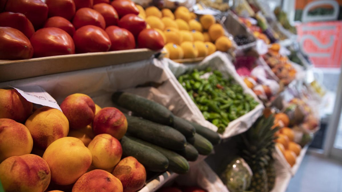 L’oferta a les fruiteries és cada vegada més àmplia, però el consum de les famílies s’estanca o es retreu.