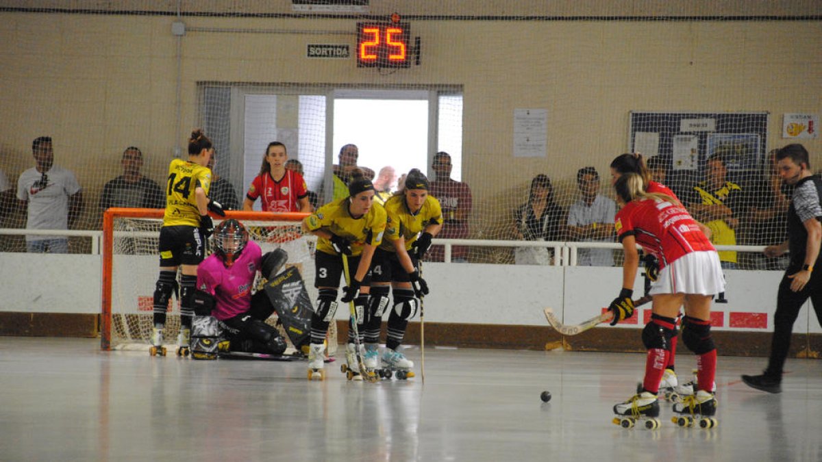 Jugadoras del Vila-sana defienden un lanzamiento del Palau de Plegamans.