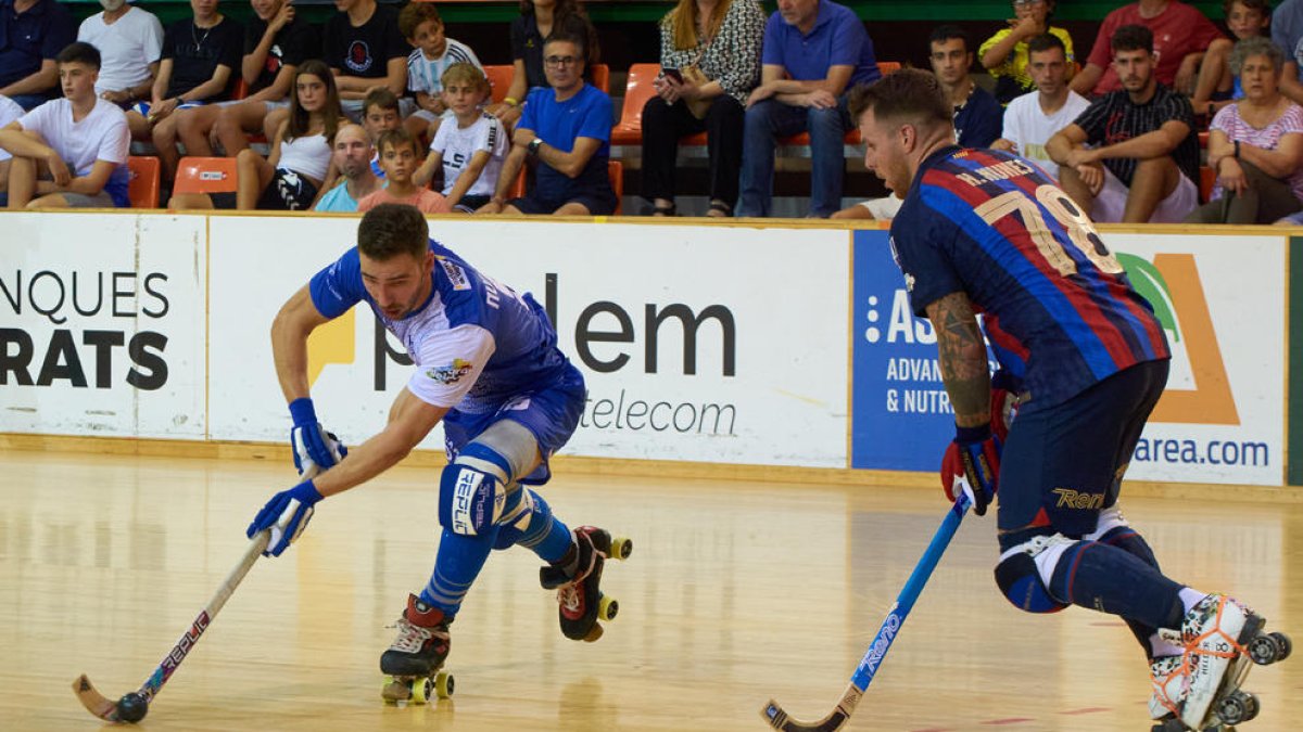 El debutante Nuno Paiva, muy activo en la primera mitad, en una acción ofensiva ante Helder Nunes.