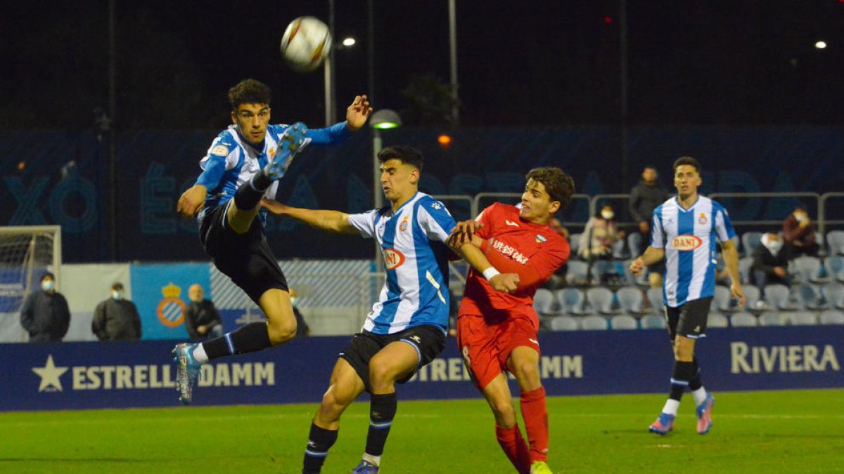 Febas pugna por un balón con la defensa del Espanyol.