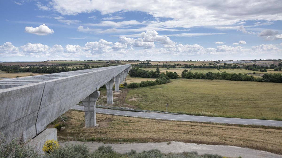 El canal principal del Segarra-Garrigues a su paso por Els Plans de Sió.