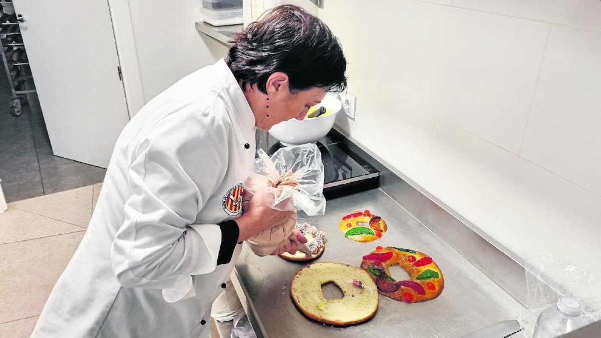 Venda d’un tortell ‘matiner’, ahir a la pastisseria Monrabà de Lleida.