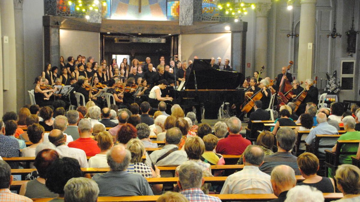 Ars Medica, junto con los coros Drassanes y Stabat Mater, en pleno concierto.