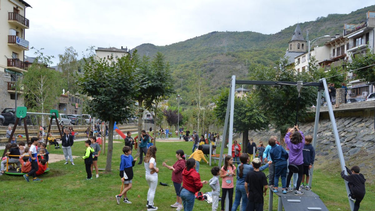 Niños jugando en la zona estrenada del Parc del Riuet.