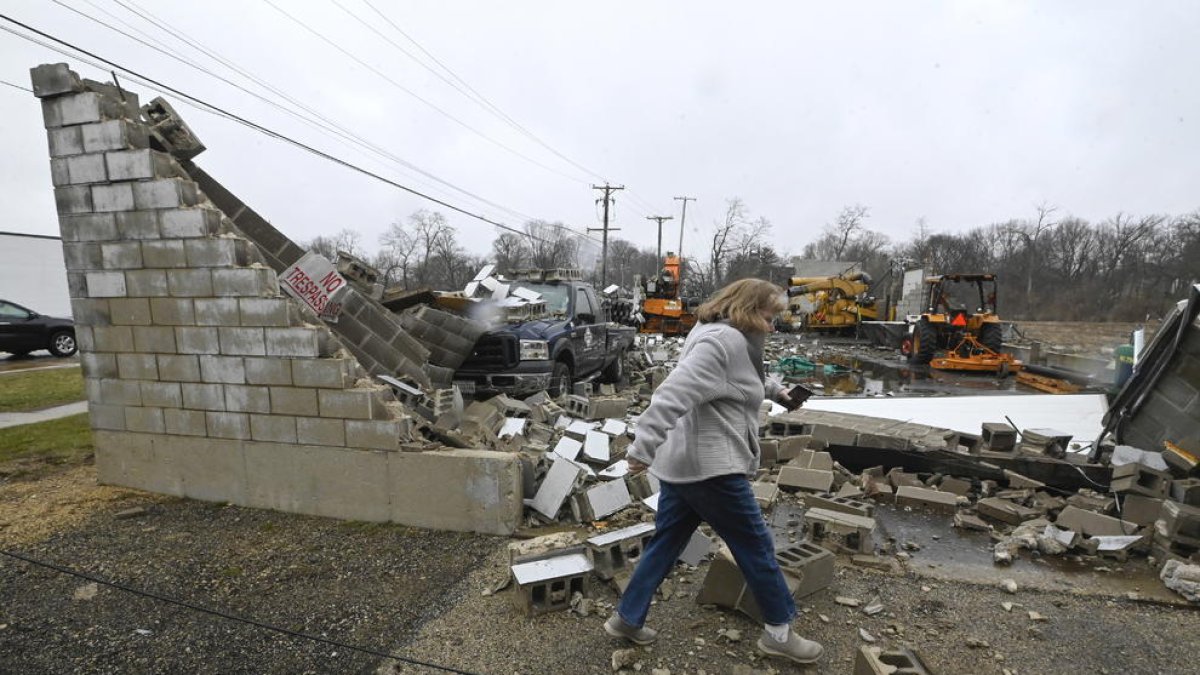 Augmenten a 27 els morts pels tornados als EUA, amb milers de cases destrossades