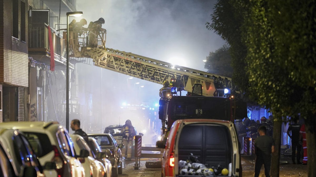 Efectivos de los bomberos durante las labores de extinción a última hora de la noche del martes.
