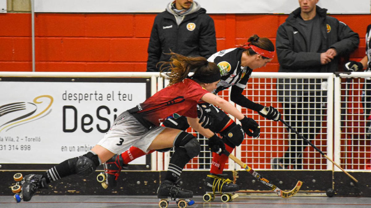 Laura Pastor intenta impedir a Ona Castellví que avanci.