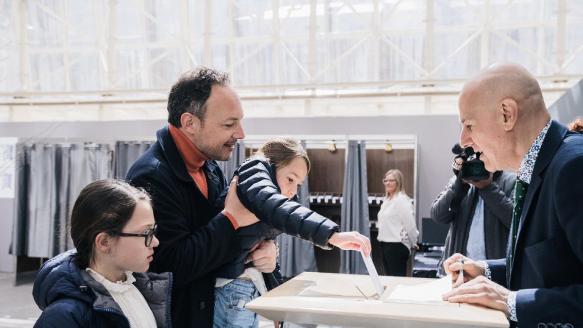 Xavier Espot, guanyador dels comicis, en el moment de votar a les eleccions generals andorranes celebrades ahir.