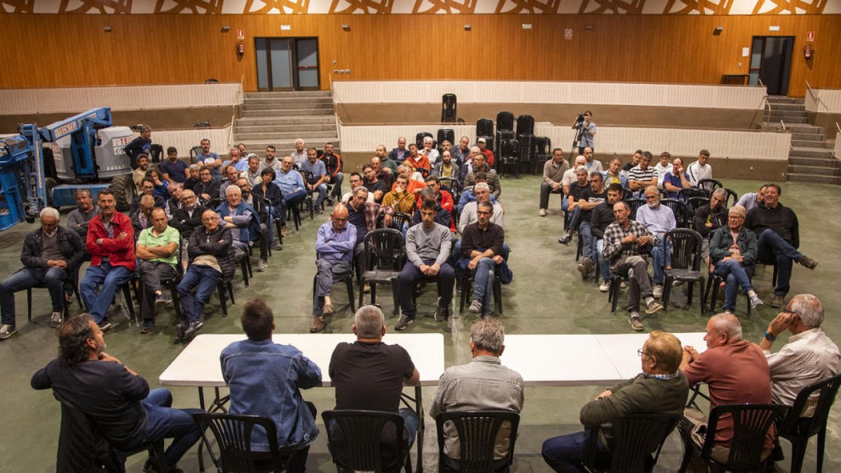 Más de 70 agricultores se reunieron anoche en Verdú convocados por la plataforma ‘Pagesos o conills’.