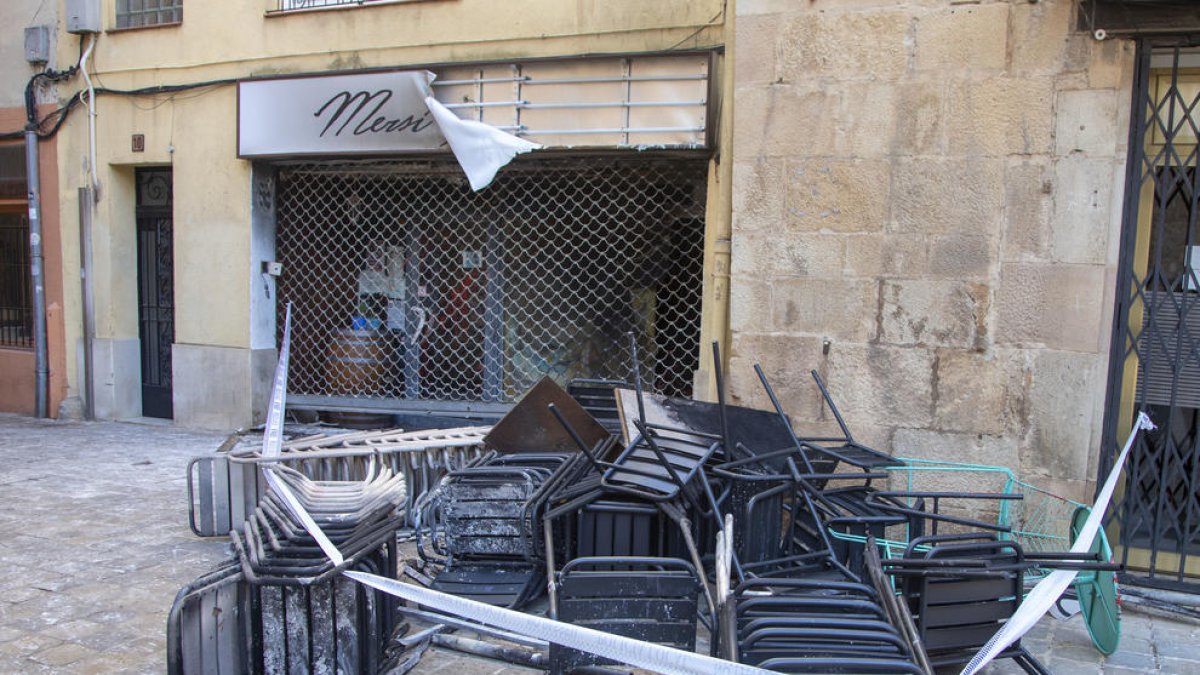 Les flames van calcinar cadires i l’entrada del local situat a la plaça dels Àlbers de Tàrrega.