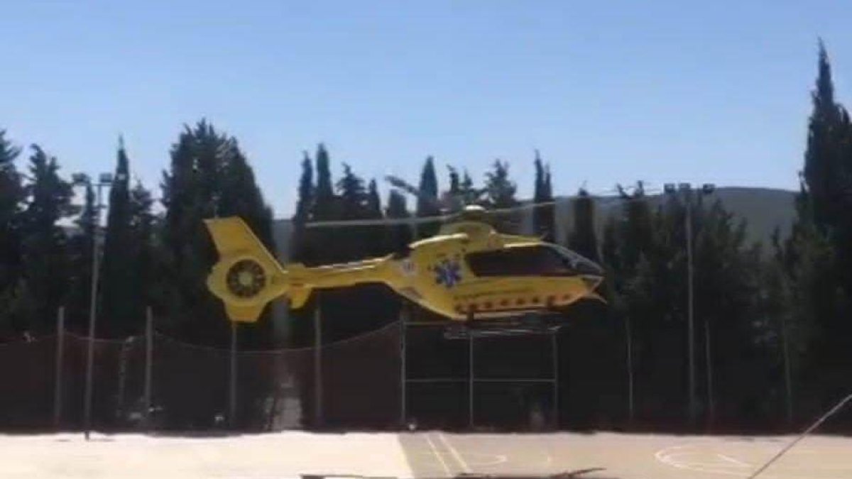 Imagen del helicóptero sobrevolando la pista polideportiva.