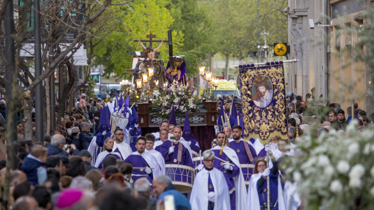 Milers de persones van sortir ahir al carrer per contemplar la solemne Processó de la Mare de Déu dels Dolors de Lleida.