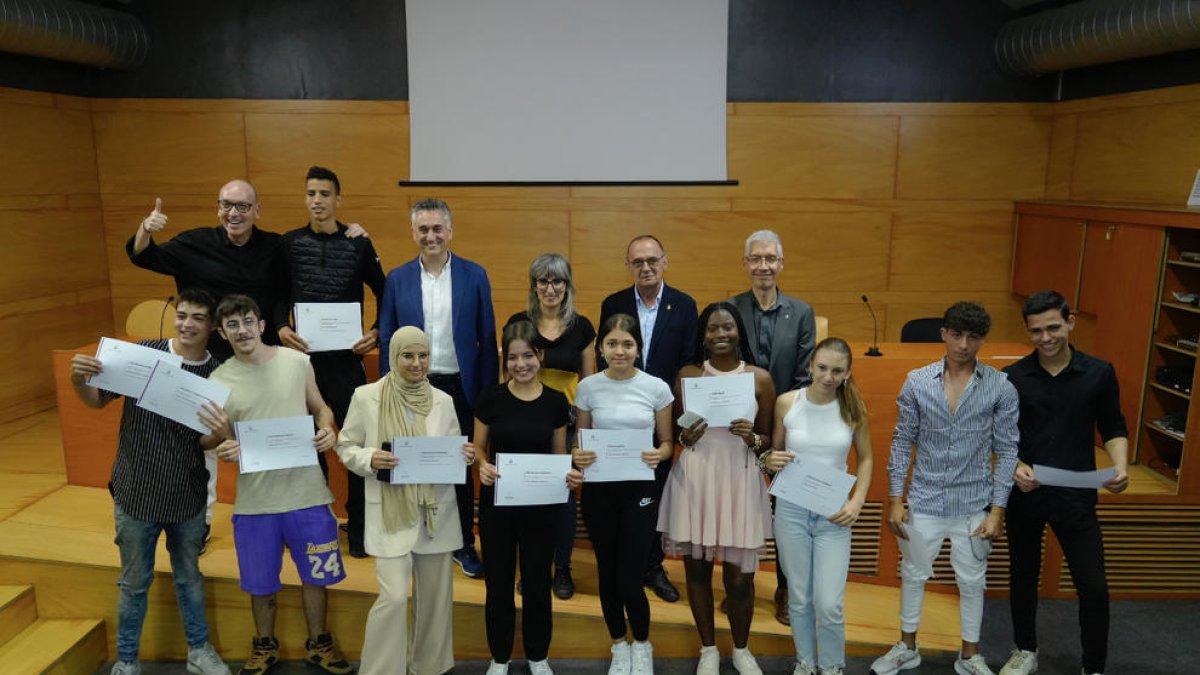 Foto de família dels alumnes participants amb Pueyo, Castro, Vidal i Segura.