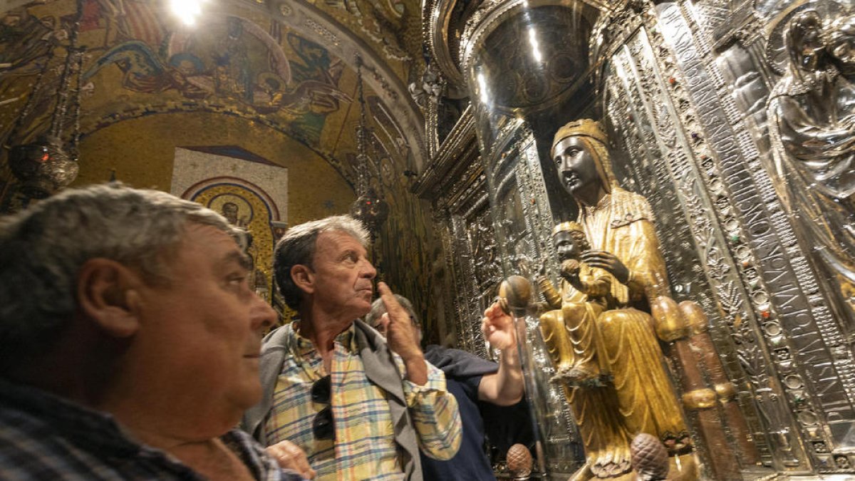 Miembros de la comunidad de regantes, ante la Moreneta.