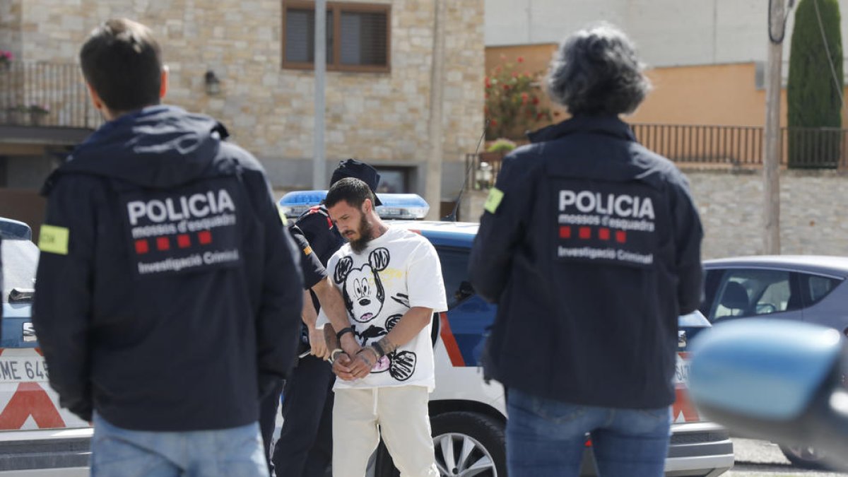 L’investigat, amb una rèplica d’un ganivet explicant la seua versió de l’ocorregut.