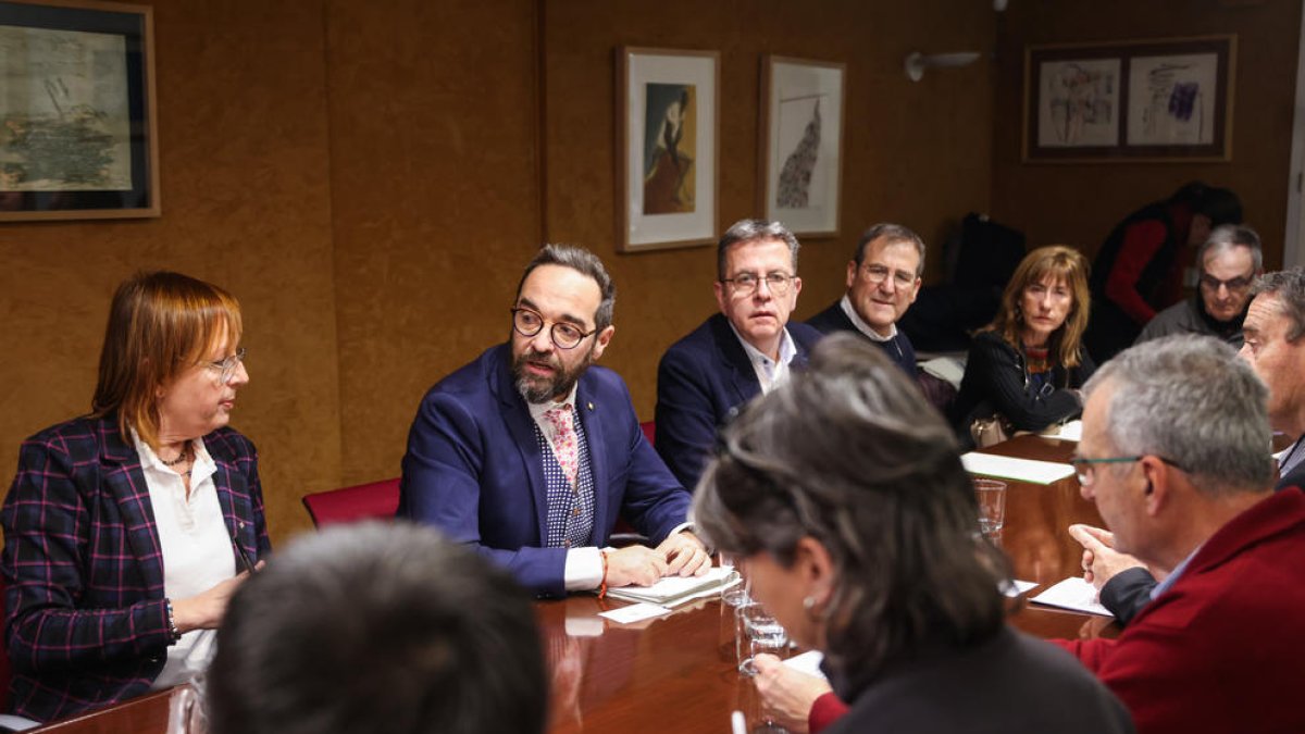 El conseller de Territori, Juli Fernàndez i Olivares, la delegada del Govern, Montse Bergés Saura, i el president de la Diputació de Lleida, Joan Talarn i Gilabert, presenten l'acord per a desenvolupar el pla d'actuacions amb les alcaldies de l'àmbit