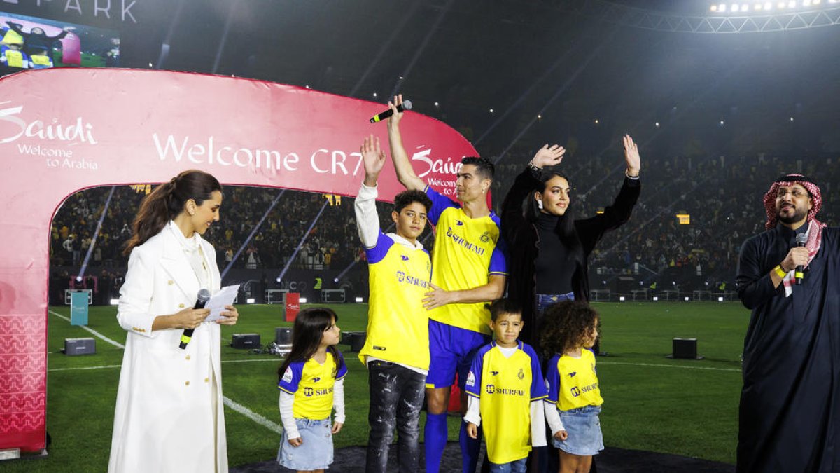 Cristiano Ronaldo i la seua família, ahir durant la presentació.