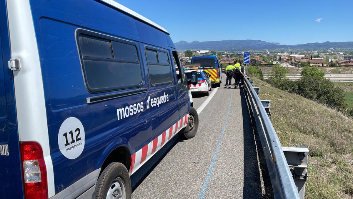 Mossos al lloc en què es va produir l’accident.