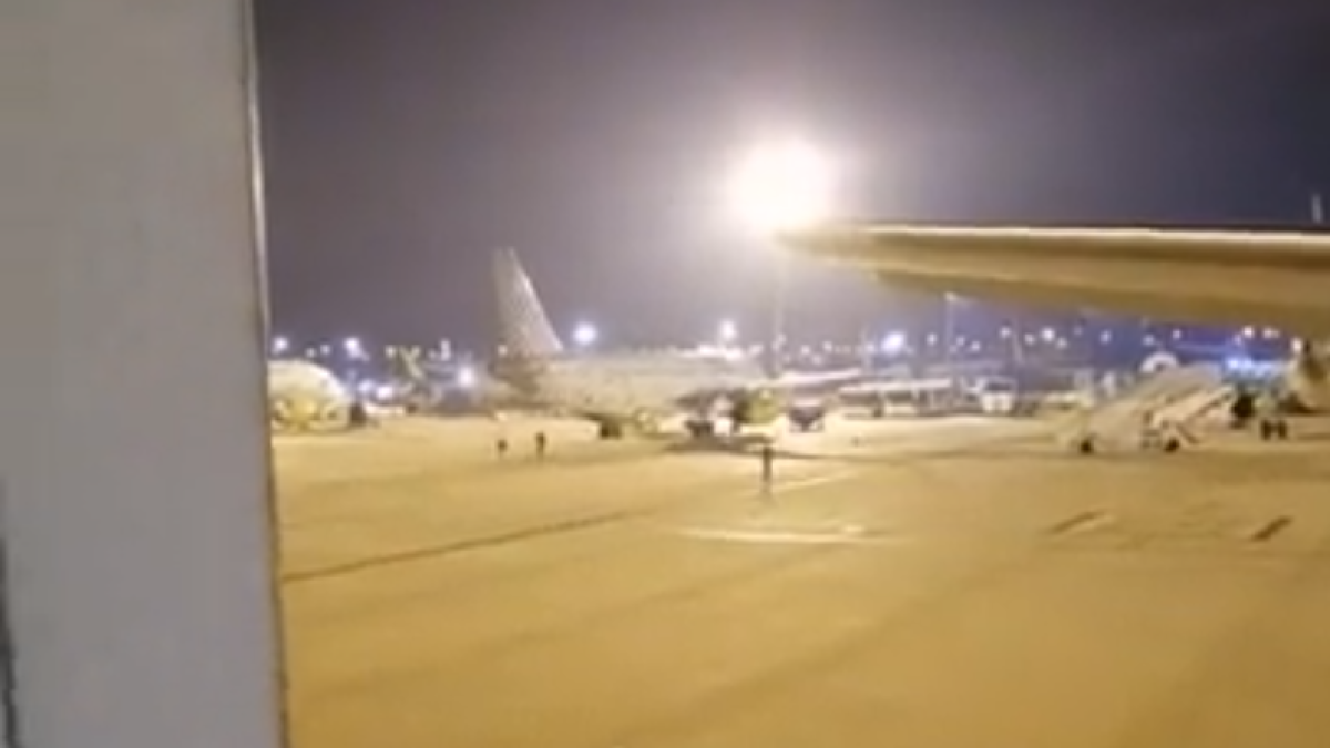 Els migrants van fugir a peu per la pista del Prat després de l’aterratge d’emergència.