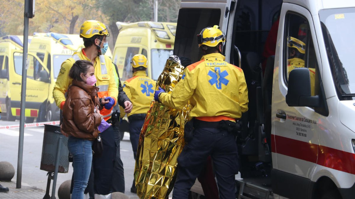 Els serveis mèdics atenen els passatgers més afectats per l’impacte entre els dos trens de Rodalies.