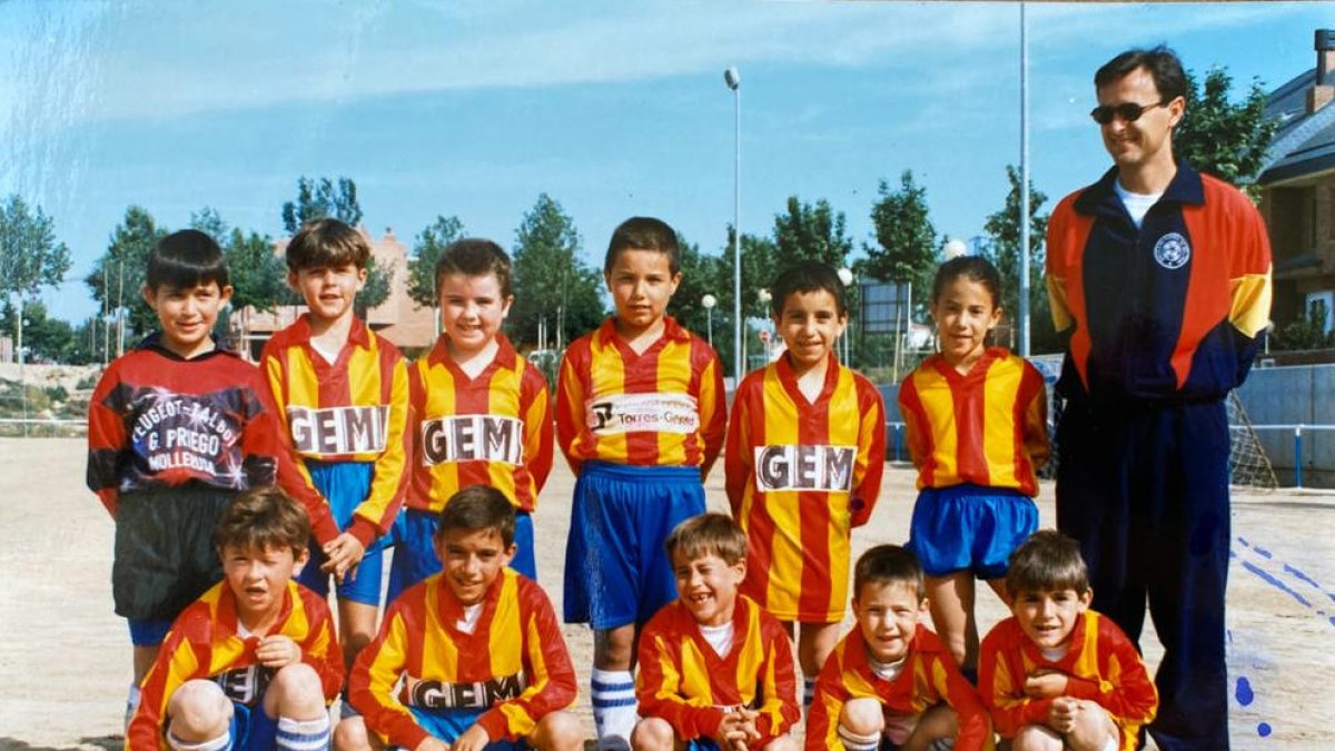 Bojan hijo (abajo en el centro) y Bojan padre (de pie a la derecha) en los primeros años del Bellpuig.