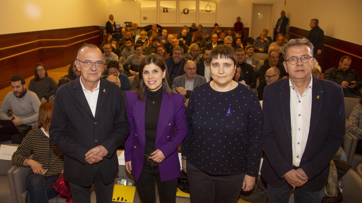 Miquel Pueyo, Marta Vilalta, Montserrat Fornells i Joan Talarn, davant dels assistents.