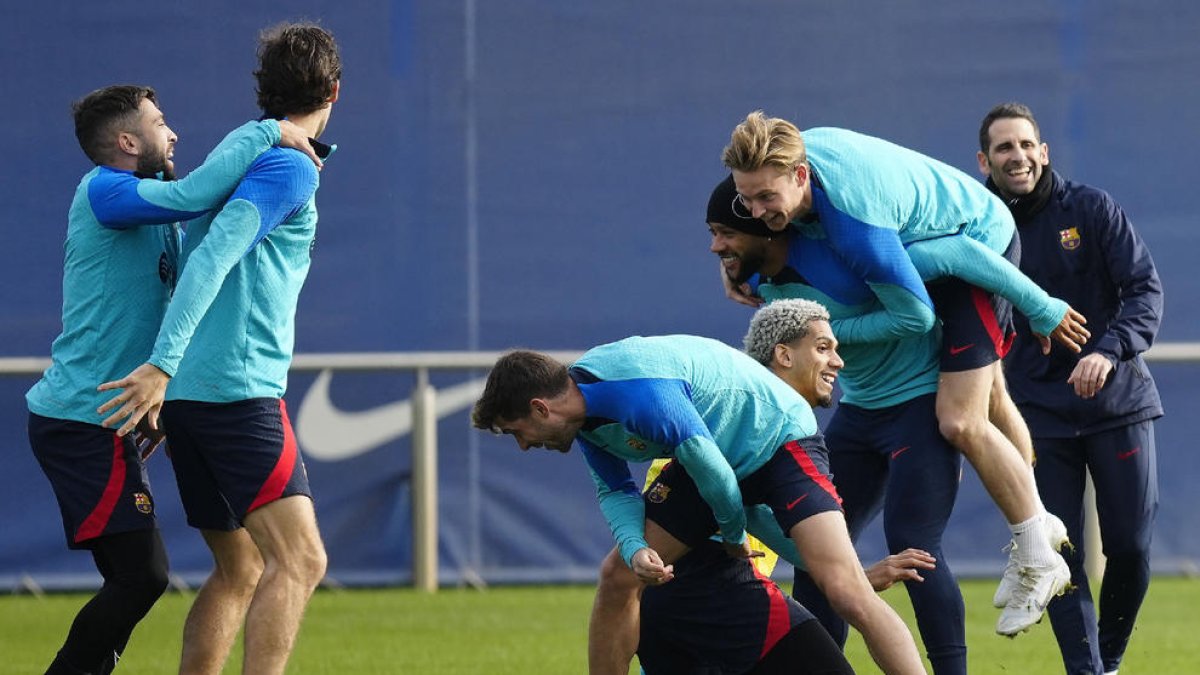 Jugadors del Barça, ahir durant l’entrenament previ al partit de Copa d’aquesta nit.