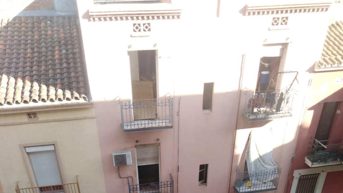 El edificio está situado en el número 95 de la calle Alfred Perenya.