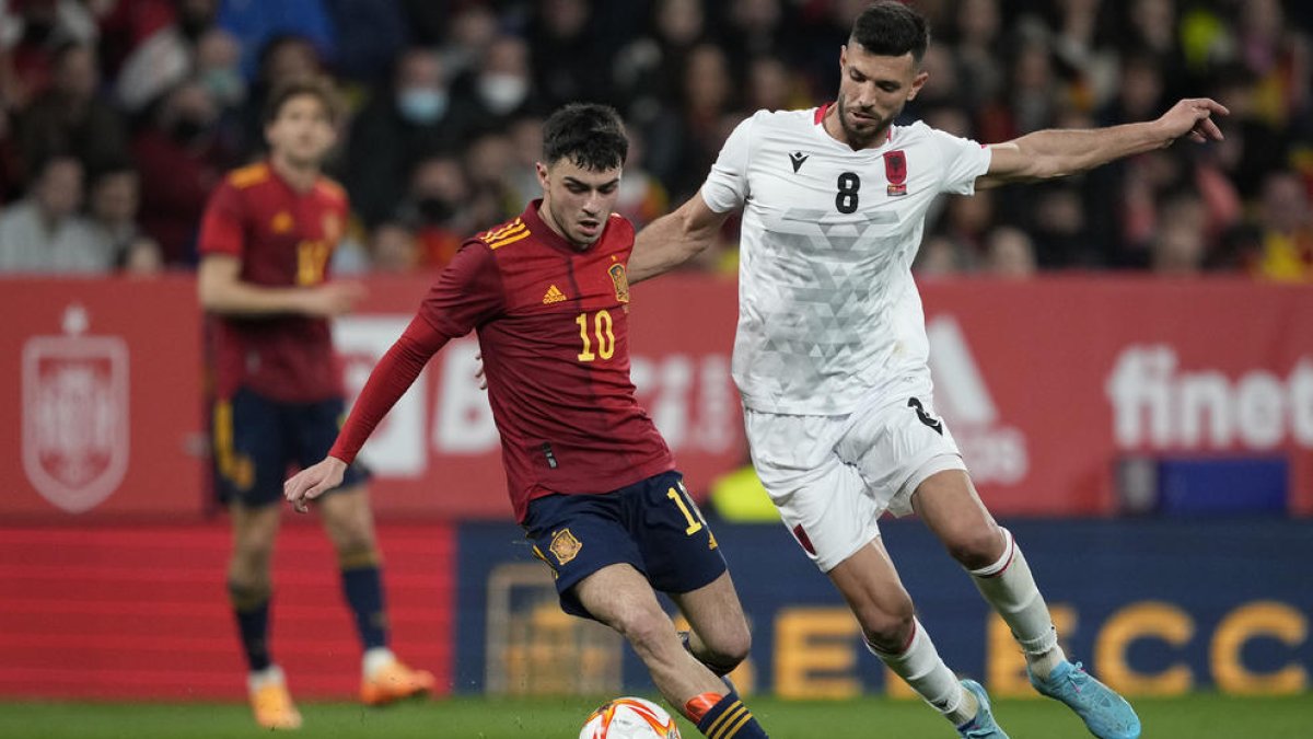 Pedri controla el balón ante el marcaje de Gjasula.