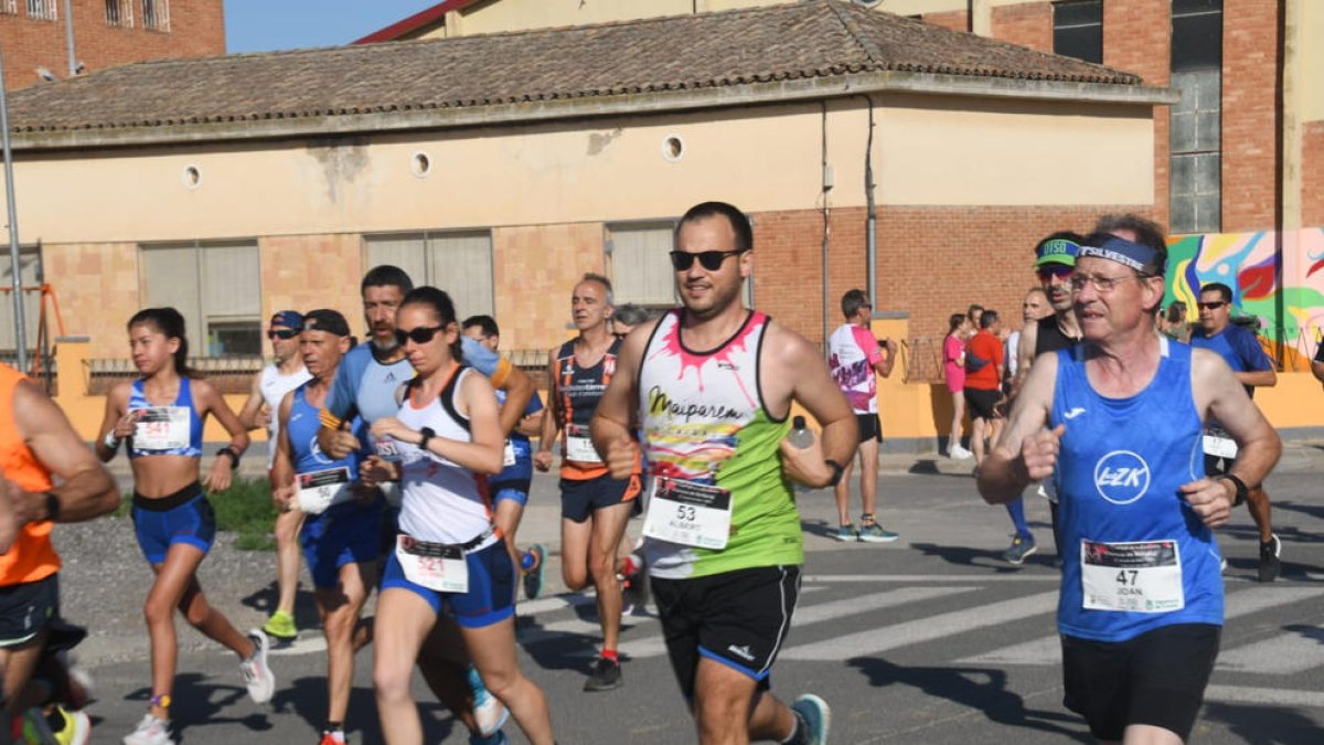 Atletas durante un tramo de la carrera disputada en Vilanova de Bellpuig.