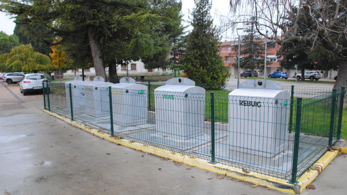 Els contenidors envoltats per una tanca al Palau d’Anglesola.