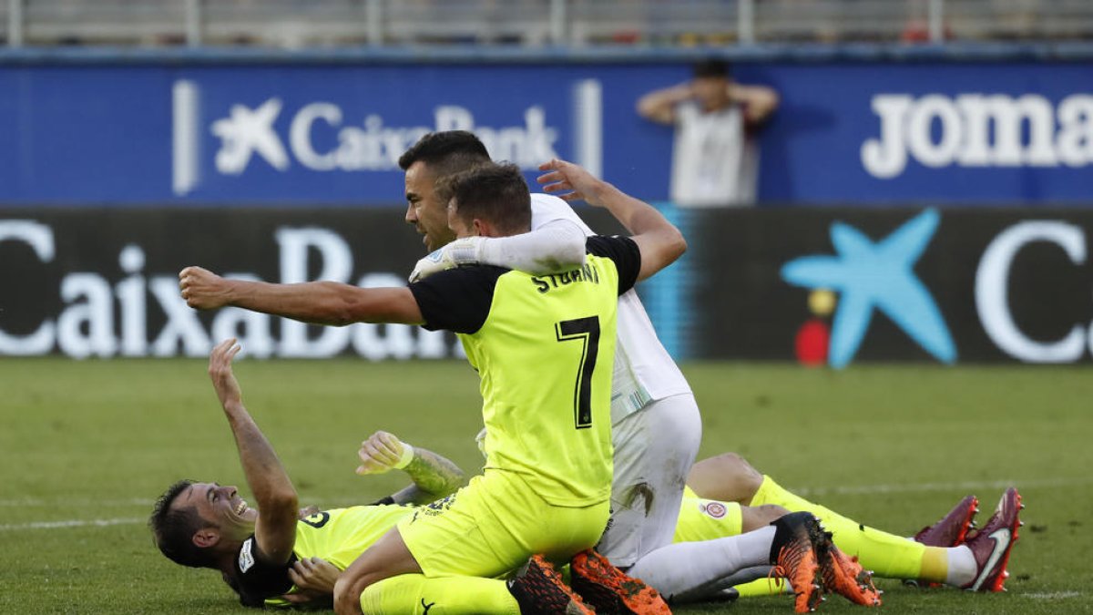 Jugadors del Girona celebren la classificació.