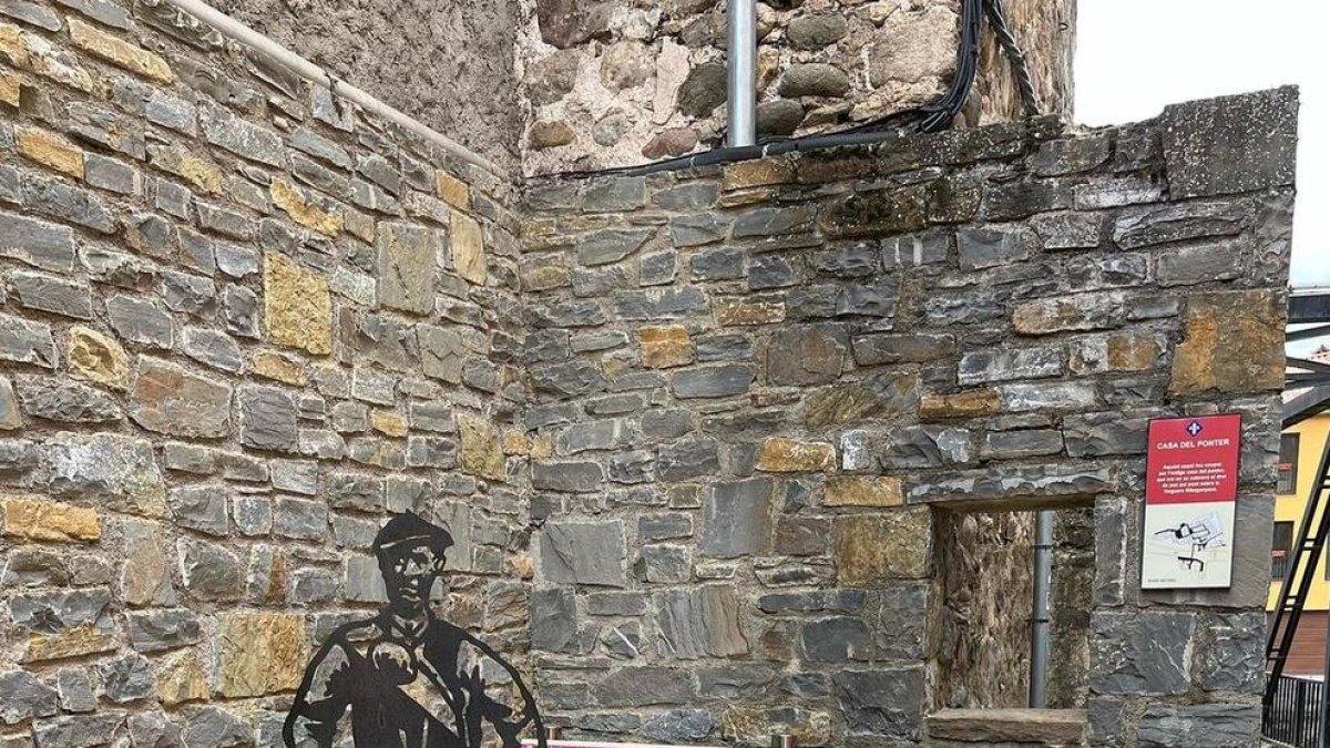 Dos de les figures que s’han instal·lat al Pont de Suert, que representen el ponter i el fallaire.