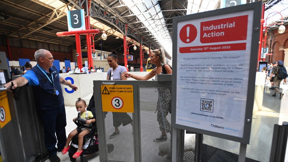 Una huelga de trenes causa severas restricciones en el transporte ferroviario del Reino Unido