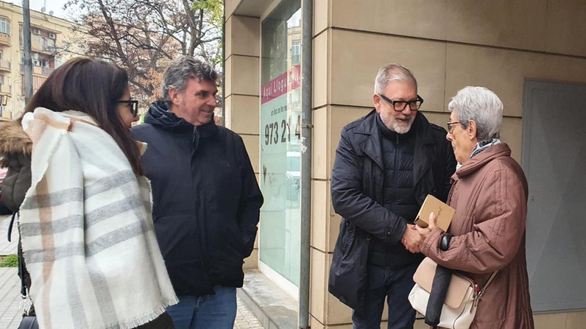 El líder local del PSC, Fèlix Larrosa, de visita ahir per Balàfia.