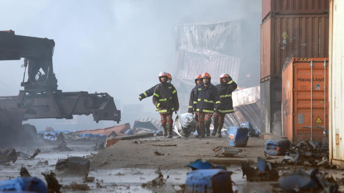Imagen de los Bomberos sacando a víctimas de la explosión en Chittagong.