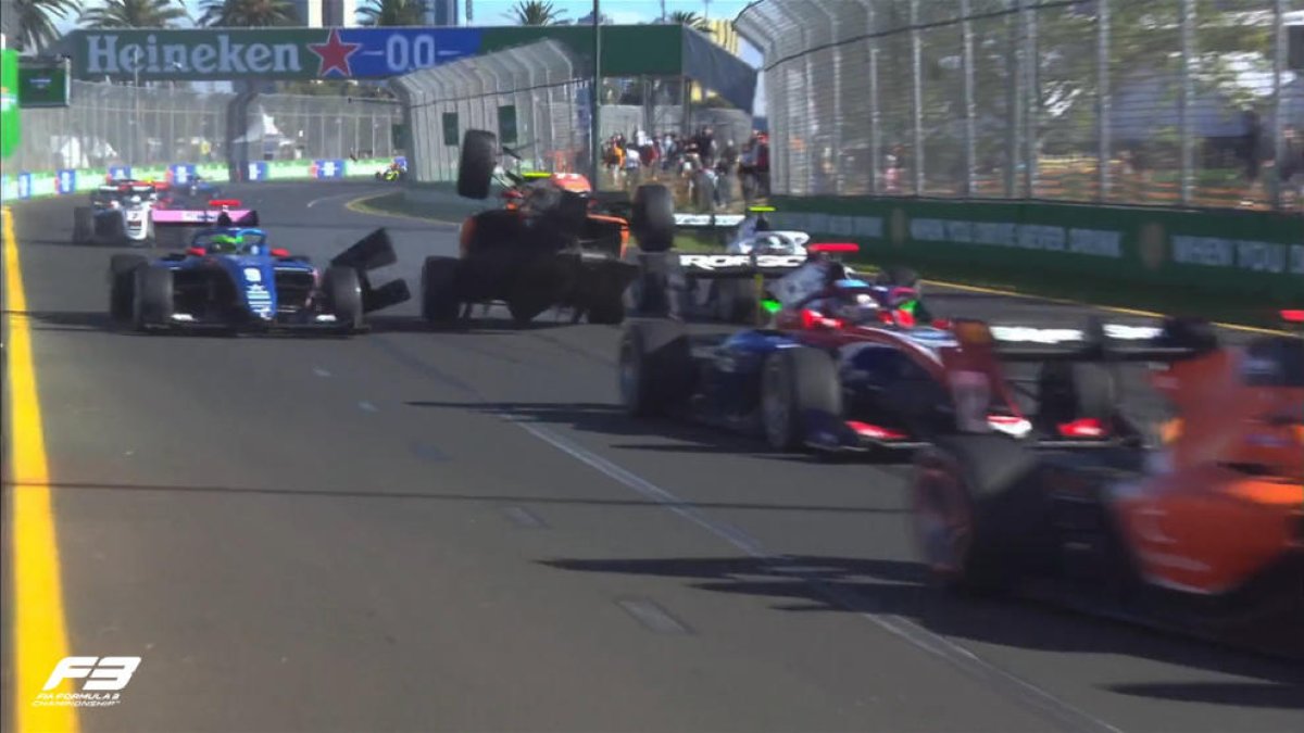 El cotxe de Boya es va elevar i va acabar impactant a les proteccions.