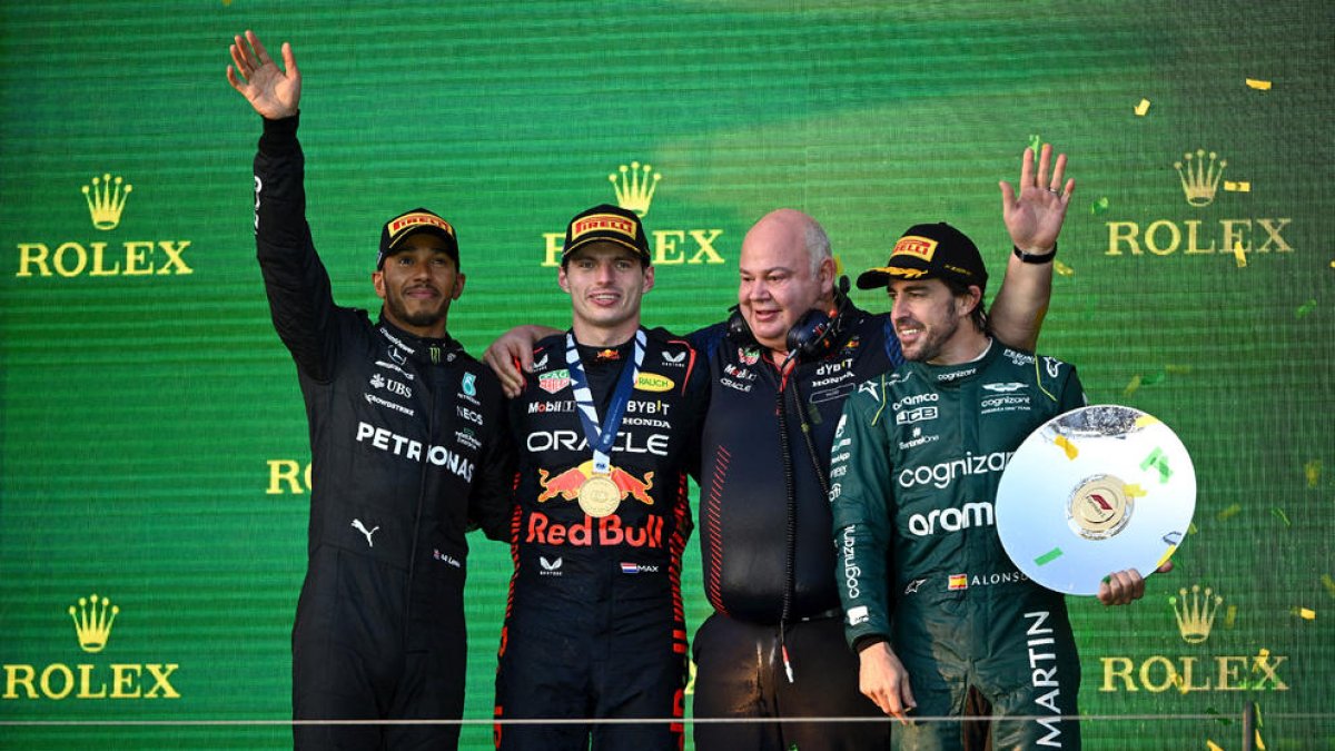 Lewis Hamilton, Max Verstappen, Rob Marshall y Fernando Alonso en el podio de Australia.